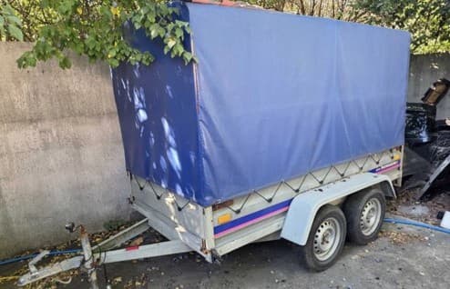 Двуосово ремарке с синьо покривало